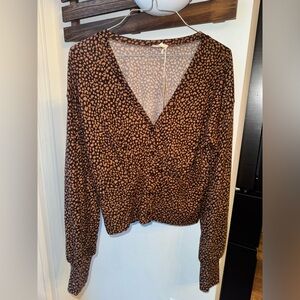 Hem and thread small leopard browns fitted puff sweater
